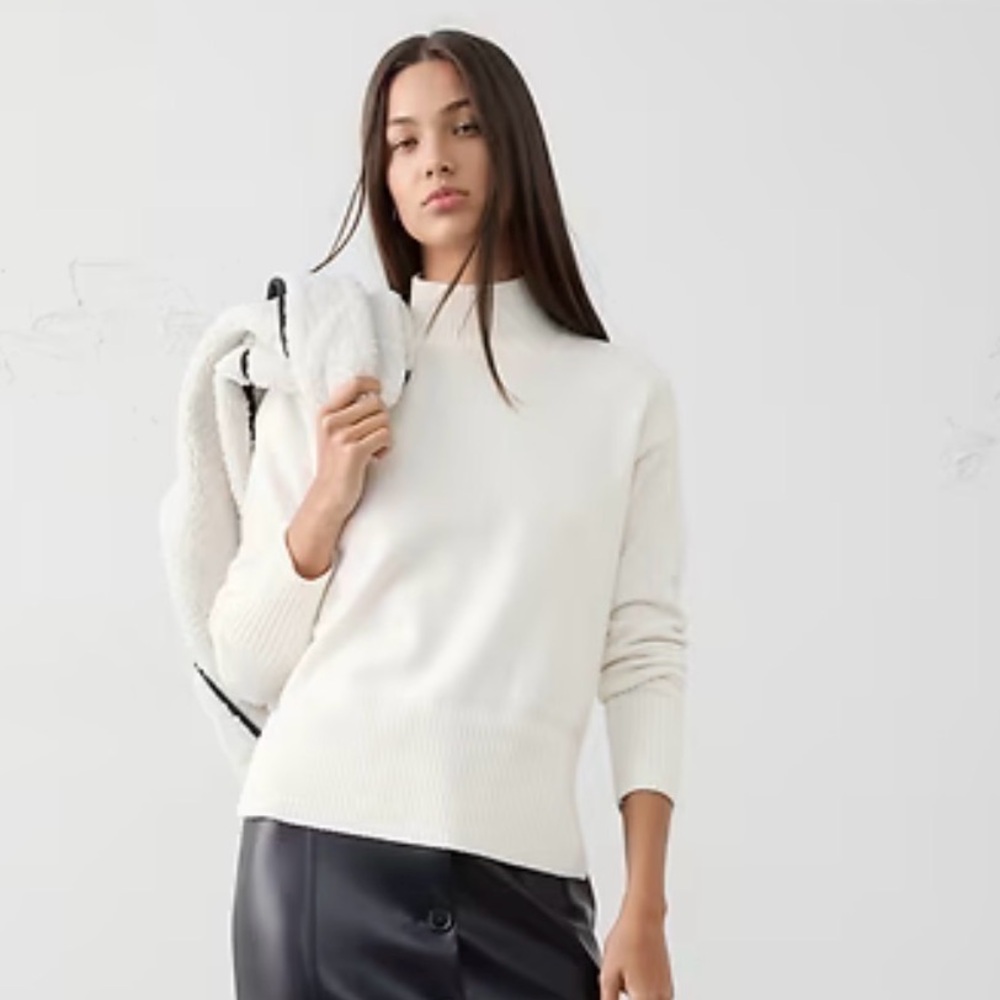 NWT Banana Republic PERFECTLY SOFT TURTLENECK SWEATER  Off-White Knit Sweater